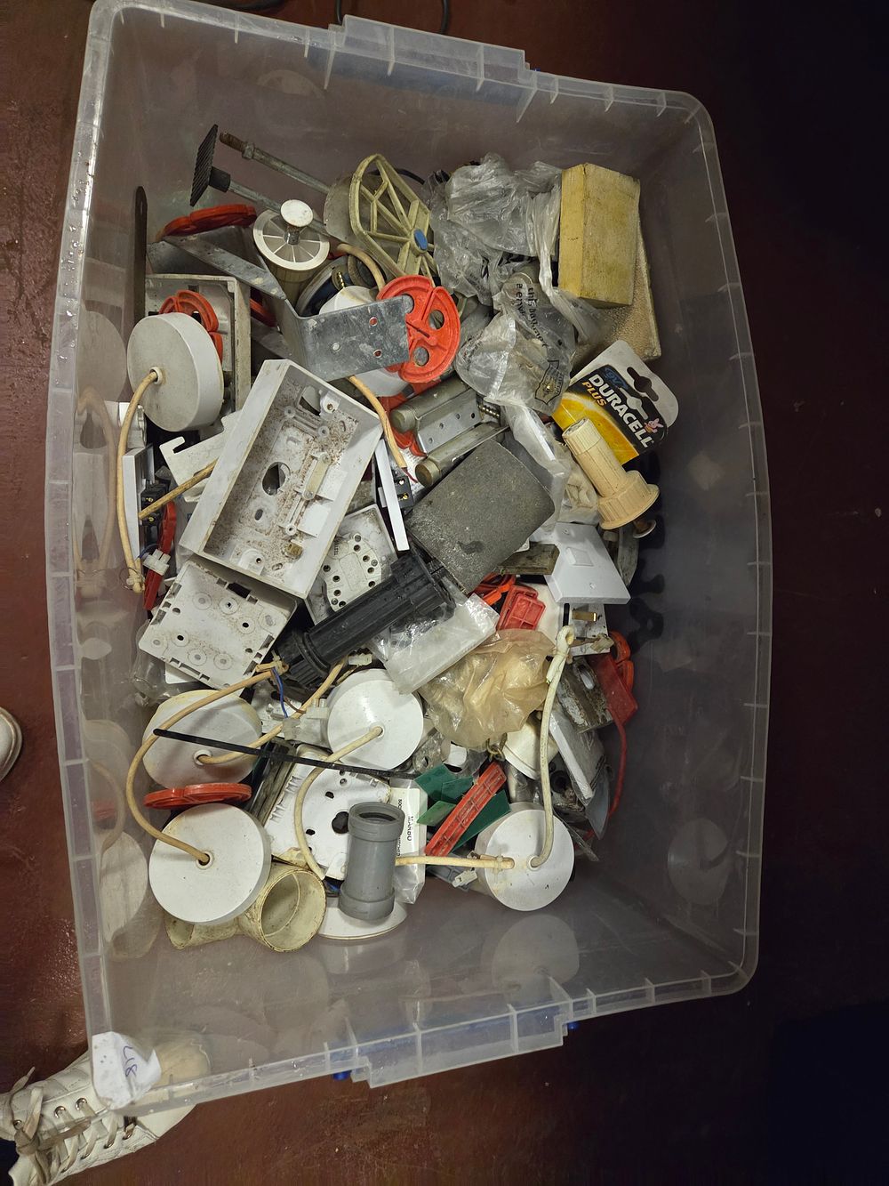 Lot 100 – An Assortment of Domestic Electrical Fittings and Sundries Including Duracell and MK