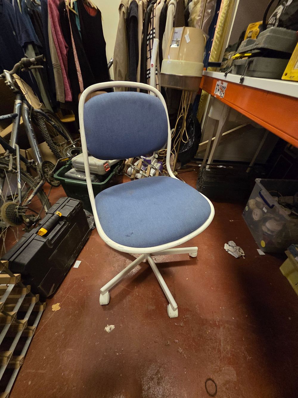 Lot 104 – Contemporary Swivel Office Desk Chair
