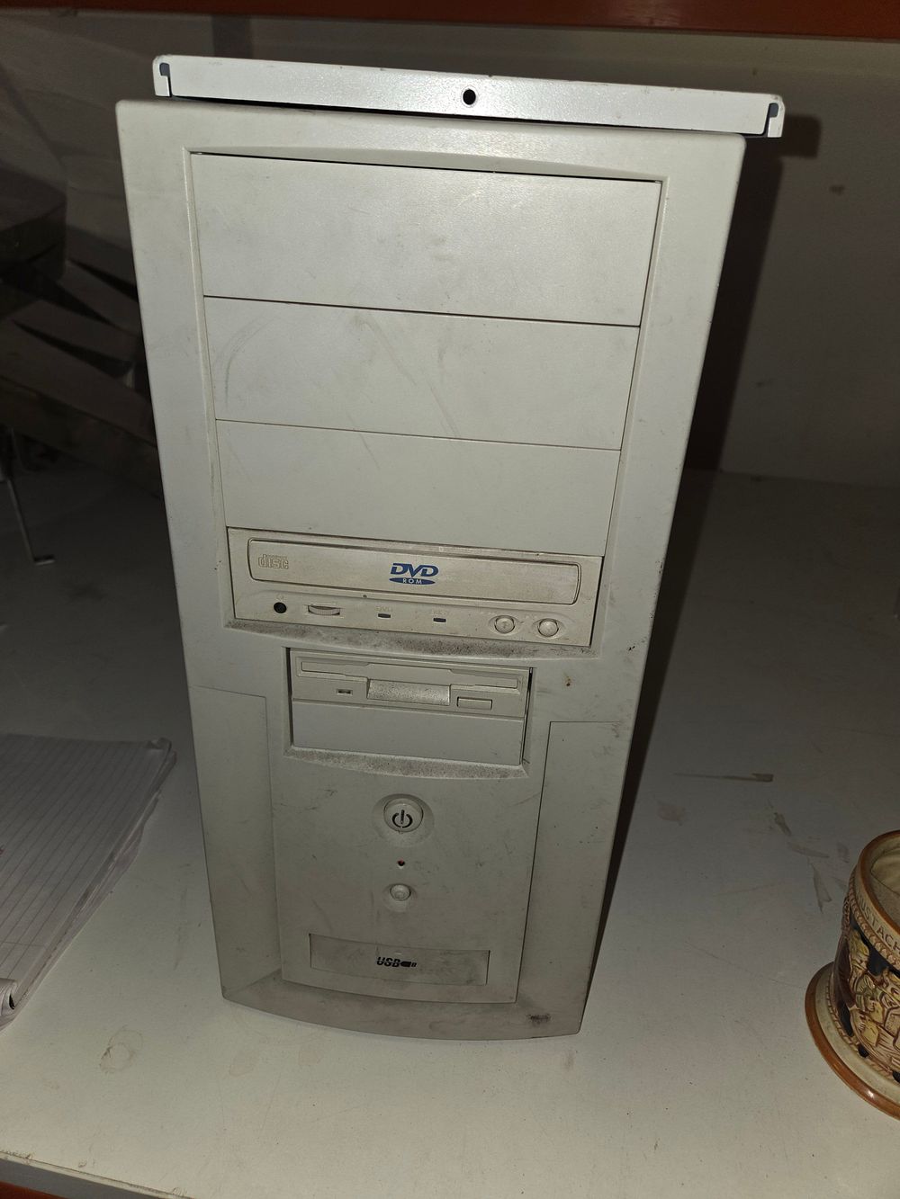Lot 118 – Generic PC Tower Case including DVD-ROM and Floppy Drive untested