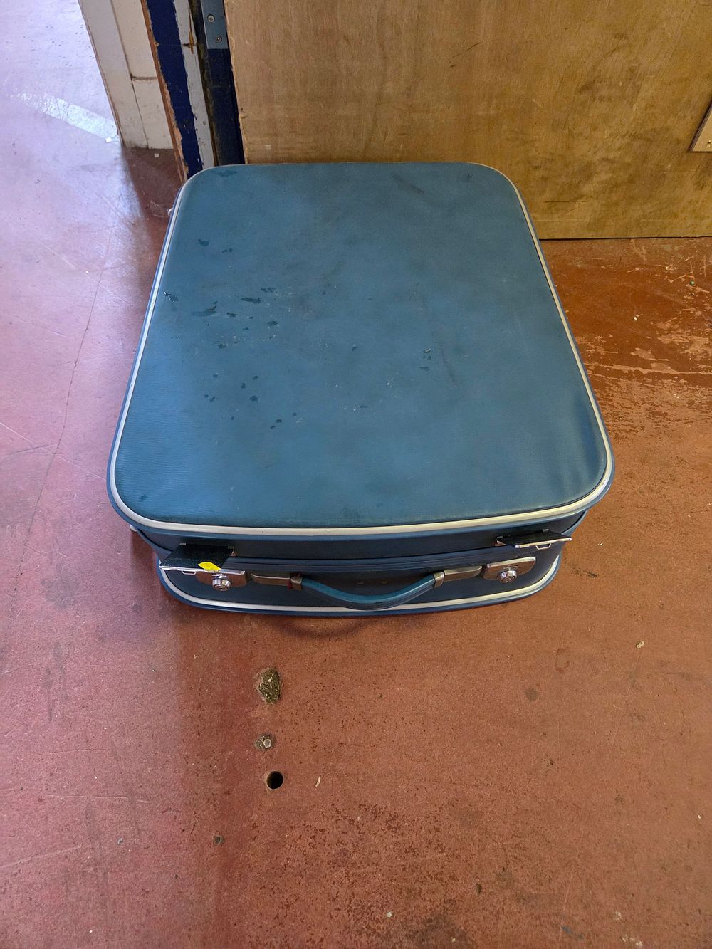 Lot 128 – One Vintage Hard Shell Suitcase in blue