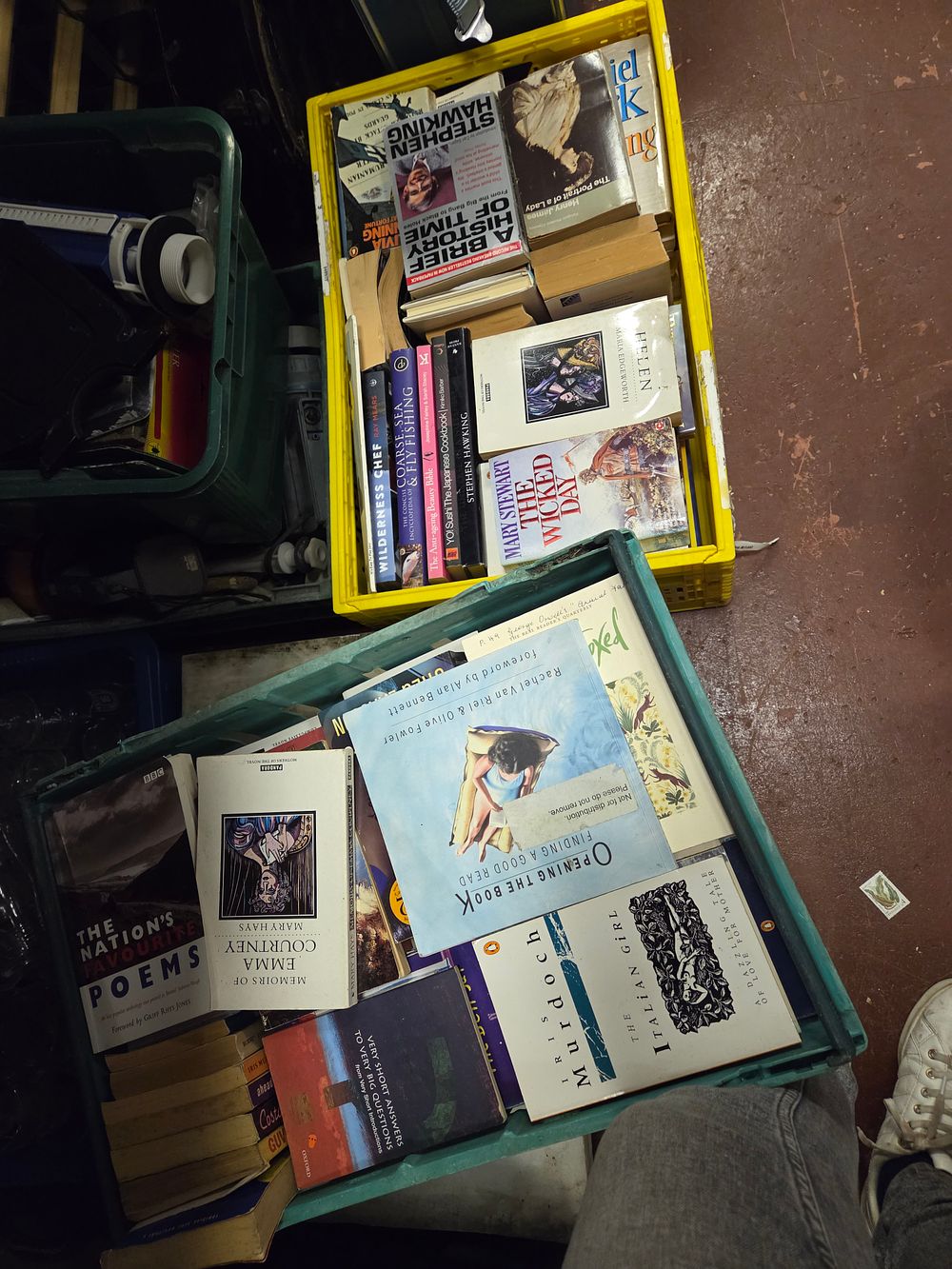 Lot 131 – Two Crate Assortment of Modern Paperback and Hardback Books Including Stephen Hawking