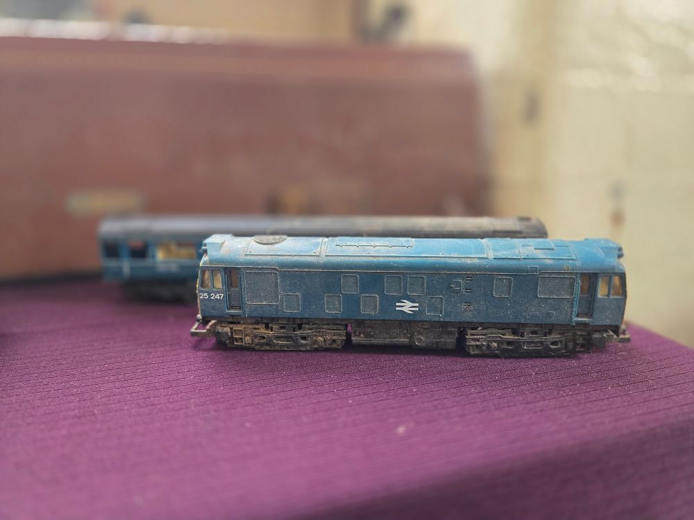 Lot 772 – Two N Gauge British Rail Locomotive and Coach unboxed