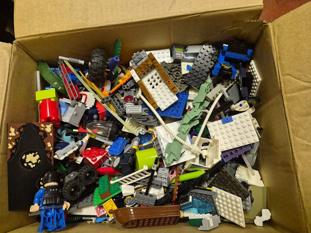 Lot 10 – A Collection of Lego Construction Bricks and Components including Large Figure and Specialized Parts approximately 4.648kg