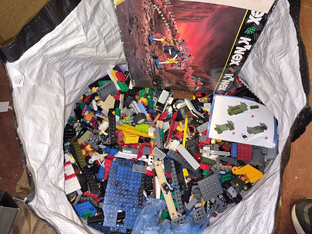 Lot 35 – A Large Bag of Lego and Miscellaneous Construction Toys Including Halo Mega Bloks and Instruction Sheet play-worn approximately 9.456kg