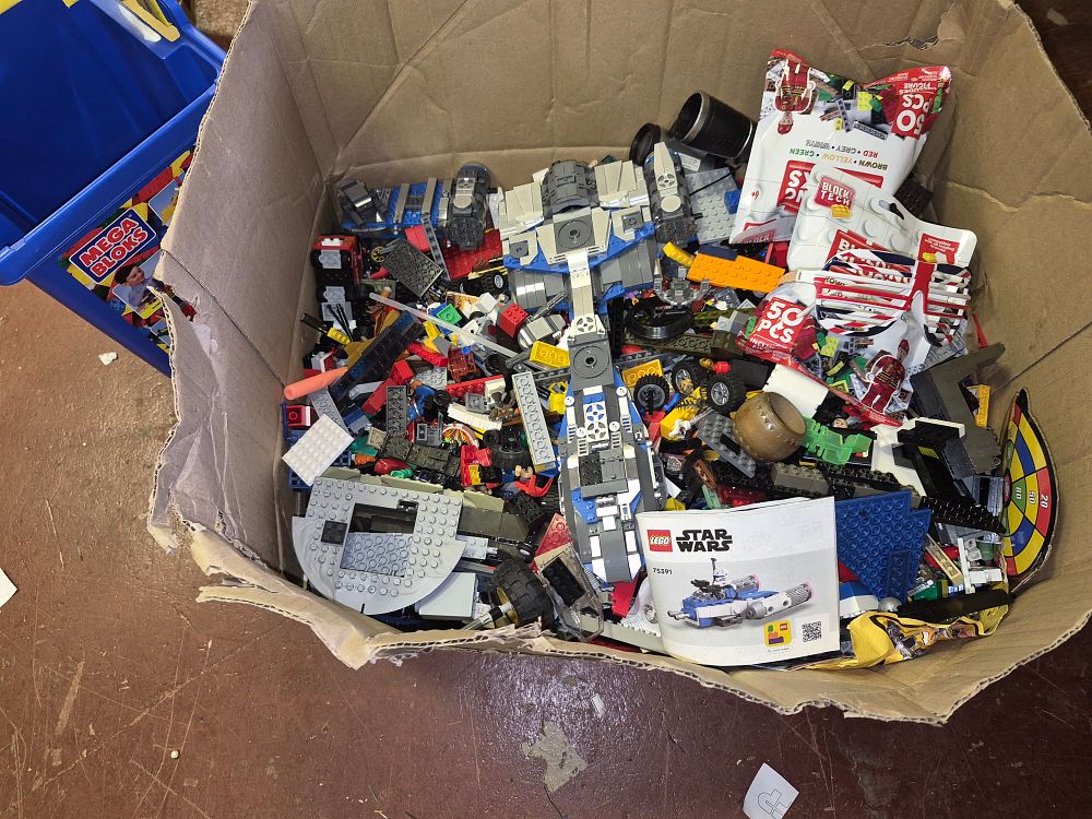 Lot 80 – A Large Box of Lego. Including Star Wars and Mixed Building Bricks approximately 9.917kg