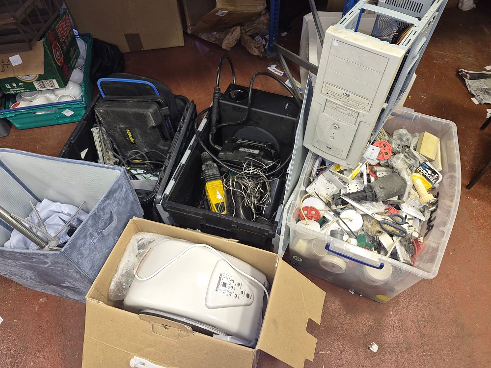 Lot 120 – A Large Selection of Miscellaneous Hardware, Power Tools, Linzi Intelligent Towel Maker, Philips Audio Equipment and Electricals