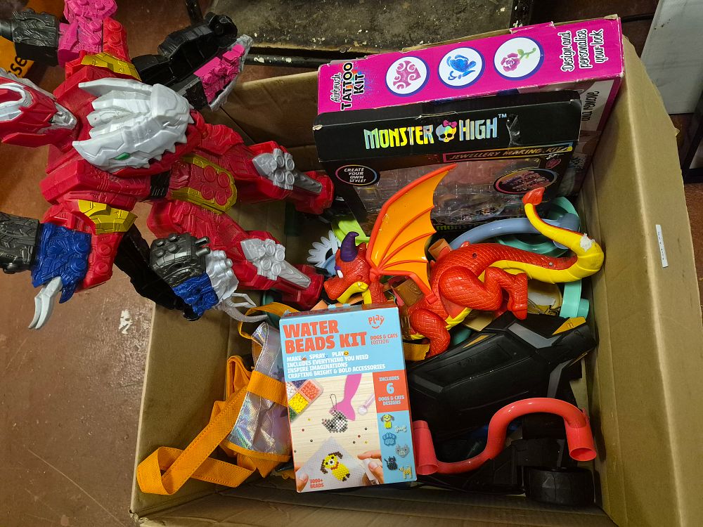 Lot 177 – Box of Children’s Toys and Craft Kits Including Monster High and Play Water Beads Kit