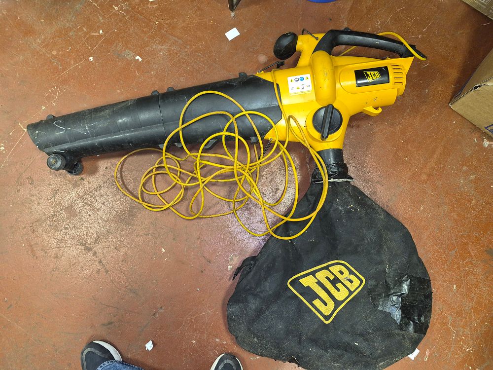 Lot 217 – JCB Electric Leaf Blower Vacuum and Shredder