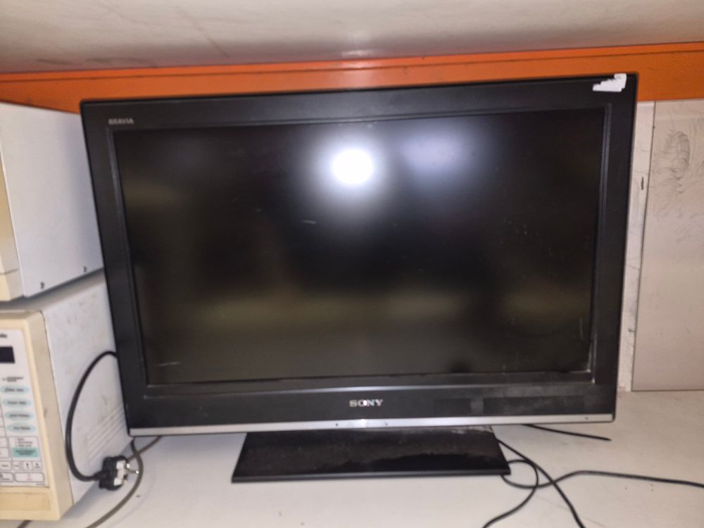 Lot 274 – Sony BRAVIA 32″ LCD Colour Television powers on