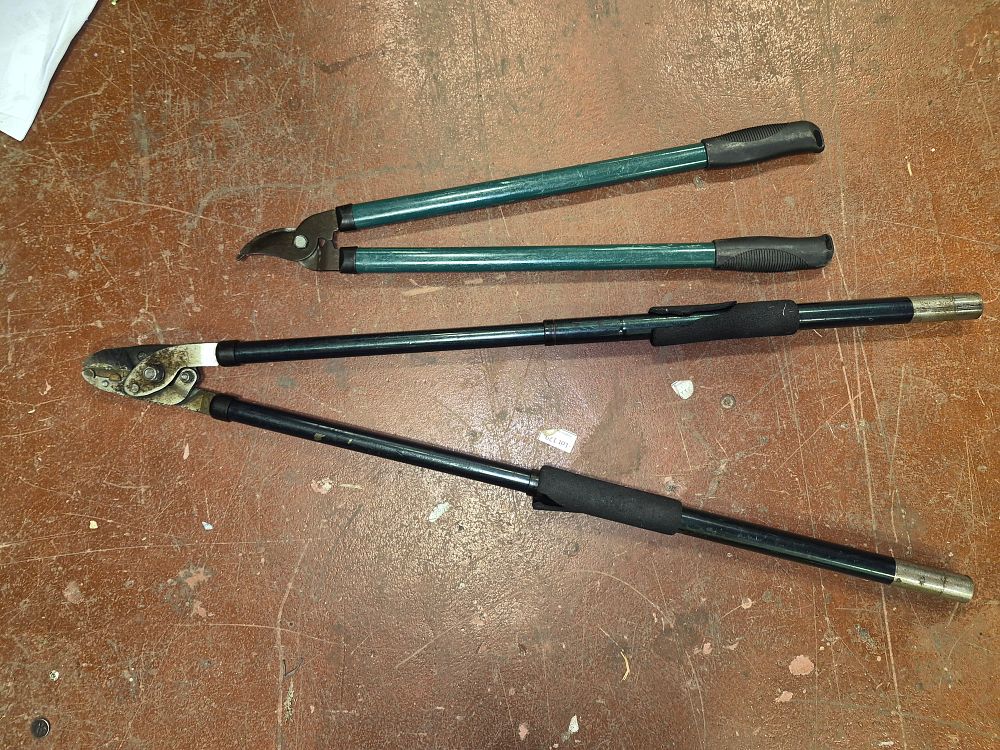 Lot 286 – Two Pairs of Manual Garden Loppers