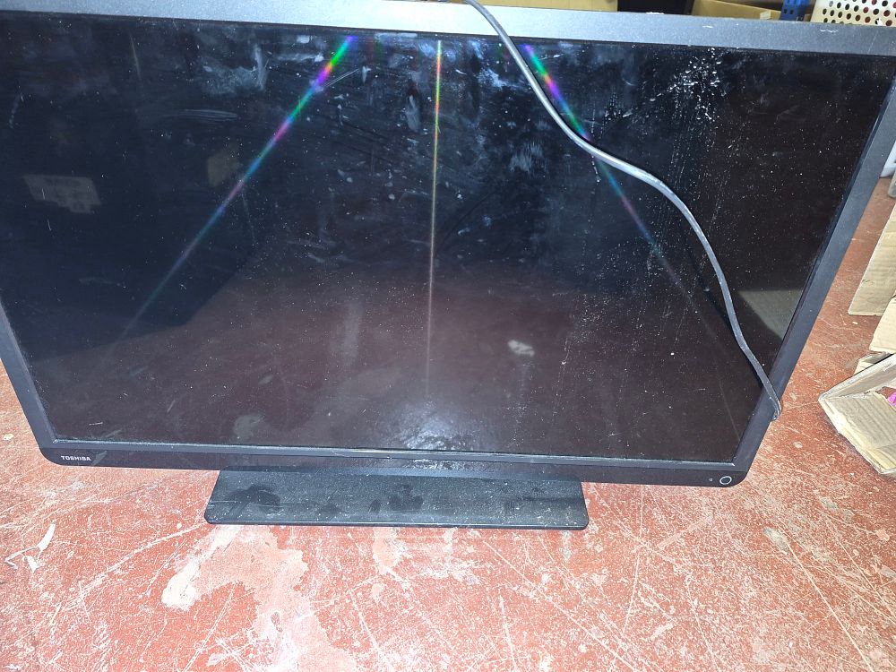 Lot 297 – Toshiba 32D3453DB 32 Inch LCD Colour Television powers on