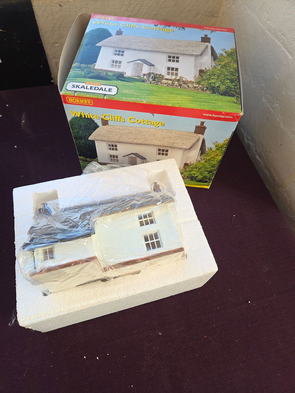 Lot 130 – Hornby Skaledale White Cliffs Cottage boxed