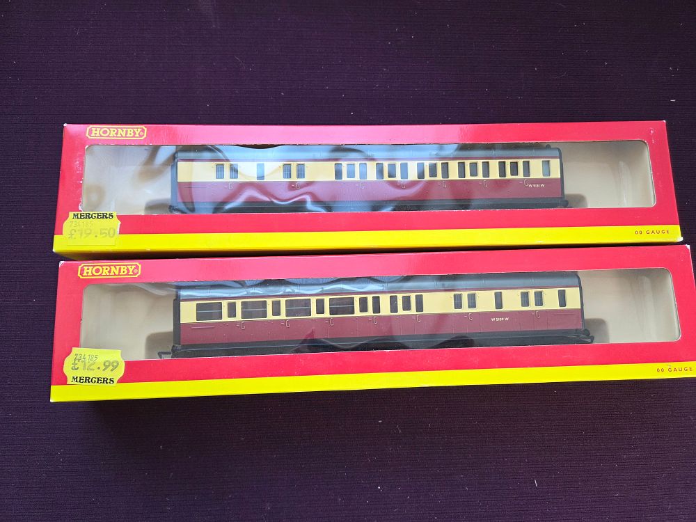 Lot 137 – Two Hornby OO Gauge BR (exGWR) Brake Coaches boxed