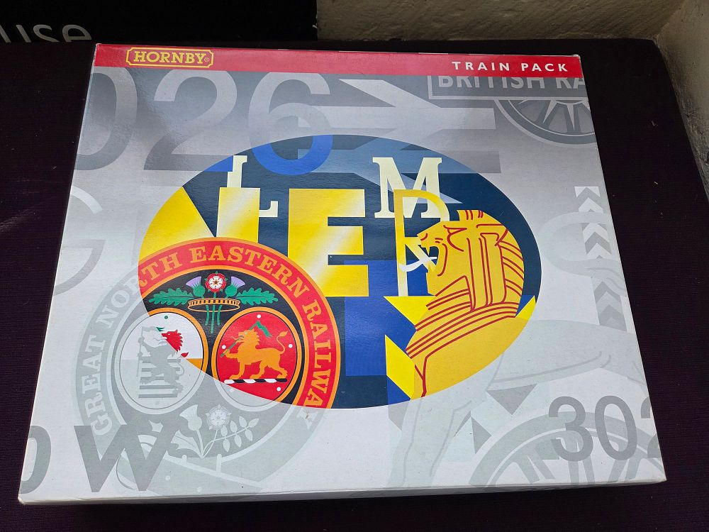 Lot 152 – Hornby R2196M The Cambrian Coast Express Train Pack limited edition boxed set