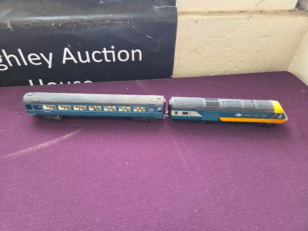 Lot 153 – Two OO Gauge Model Railway Units comprising British Rail Inter-City 125 Power Car and Mark 3 Coach