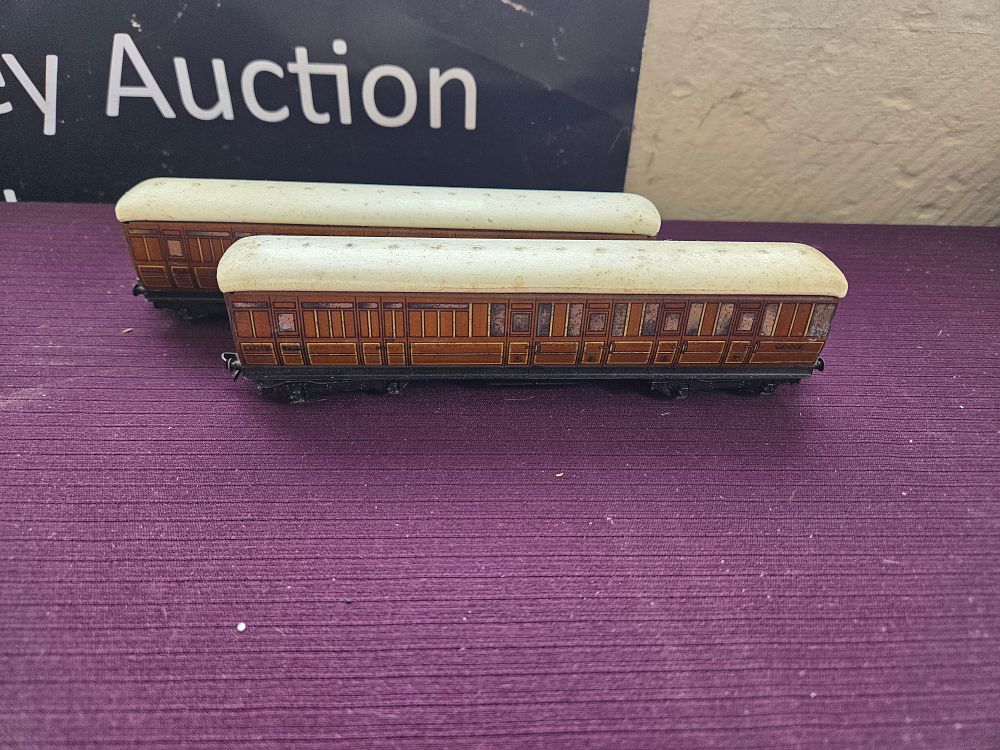 Lot 154 – A Pair of Hornby Series O Gauge L.N.E.R. Teak Passenger Coaches