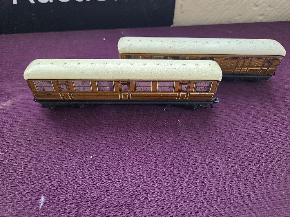 Lot 183 – A Pair of Hornby O Gauge Teak Passenger Coaches