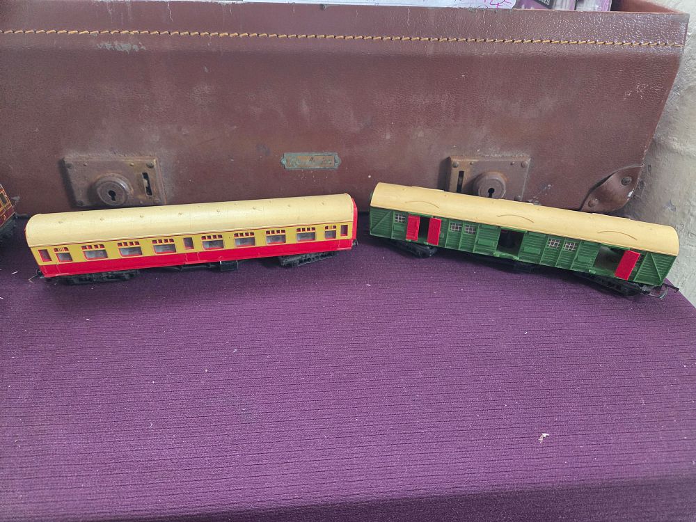 Lot 190 – An Assortment of OO Gauge Model Railway Rolling Stock