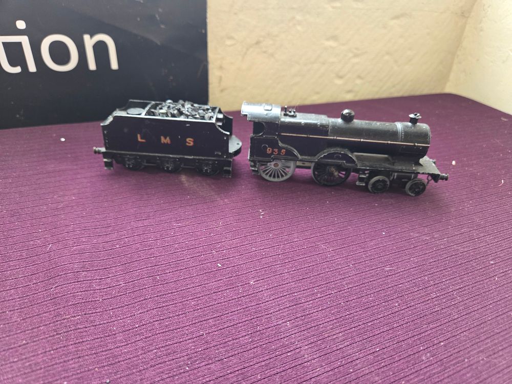 Lot 194 – 4-4-0 Steam Locomotive and Tender finished in LMS black livery