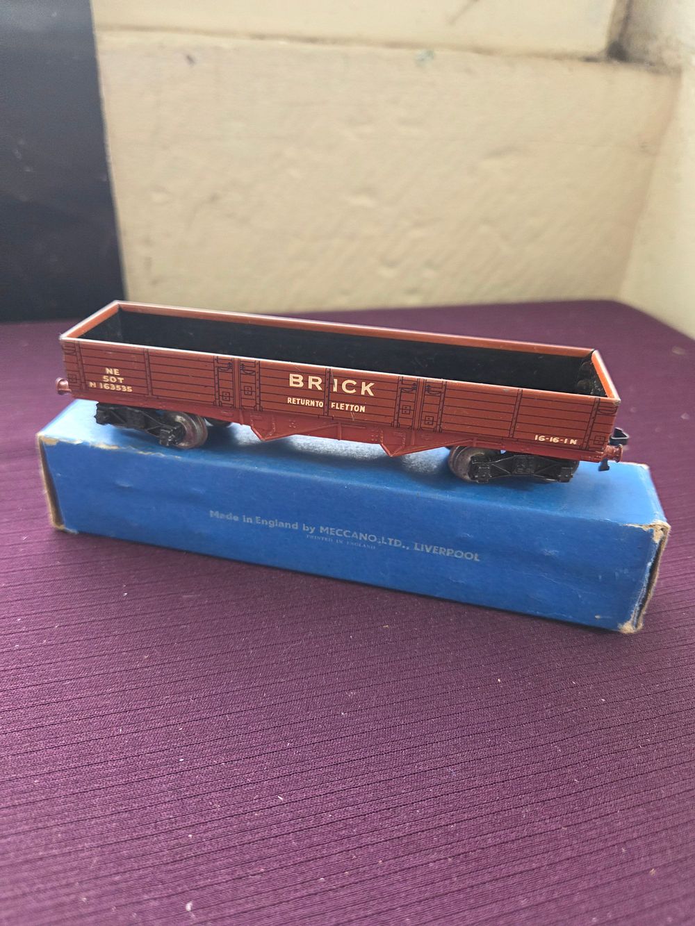Lot 241 – Hornby-Dublo High Capacity Wagon D1 D1 brick wagon original box