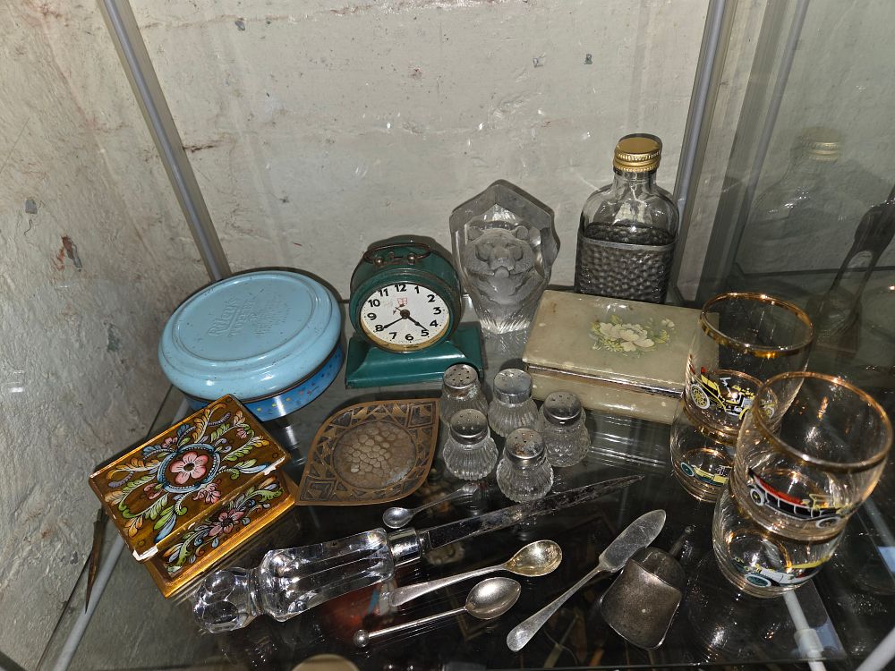 Lot 602 – An Assortment of Vintage Domestic Items and Decorative Objects Including Riley’s Toffee Tin
