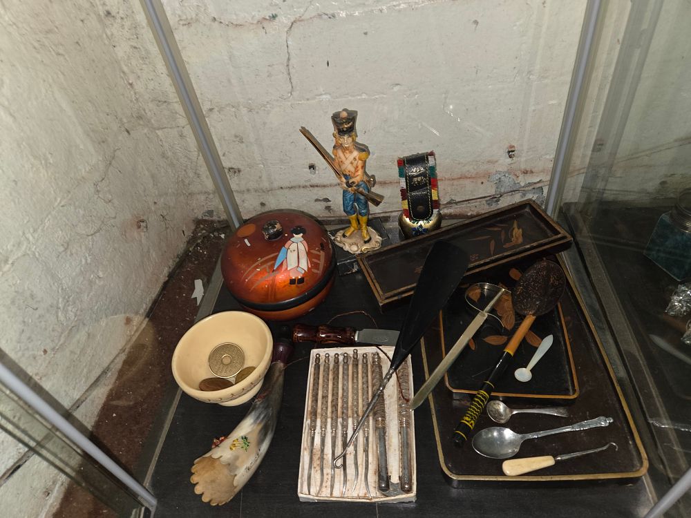 Lot 603 – A Group of Miscellaneous Antiques and Curiosities Including a Soldier Figurine and Lacquerware
