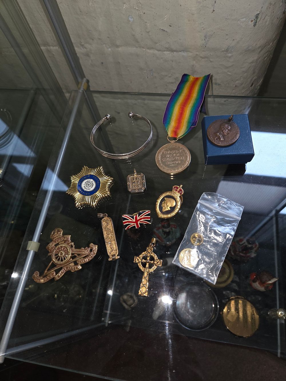 Lot 606 – A Group of British Military and Civilian Medals, Badges, and Jewellery