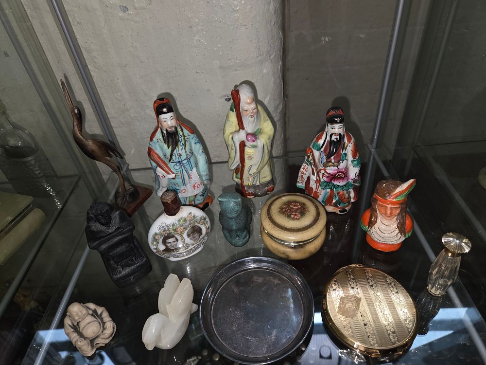 Lot 610 – An Assortment of Decorative Objects and Figurines
