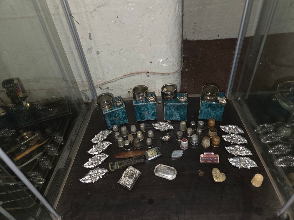 Lot 611 – A Collection of Silver and White Metal Smalls, Thimbles, and Presentation Napkin Rings