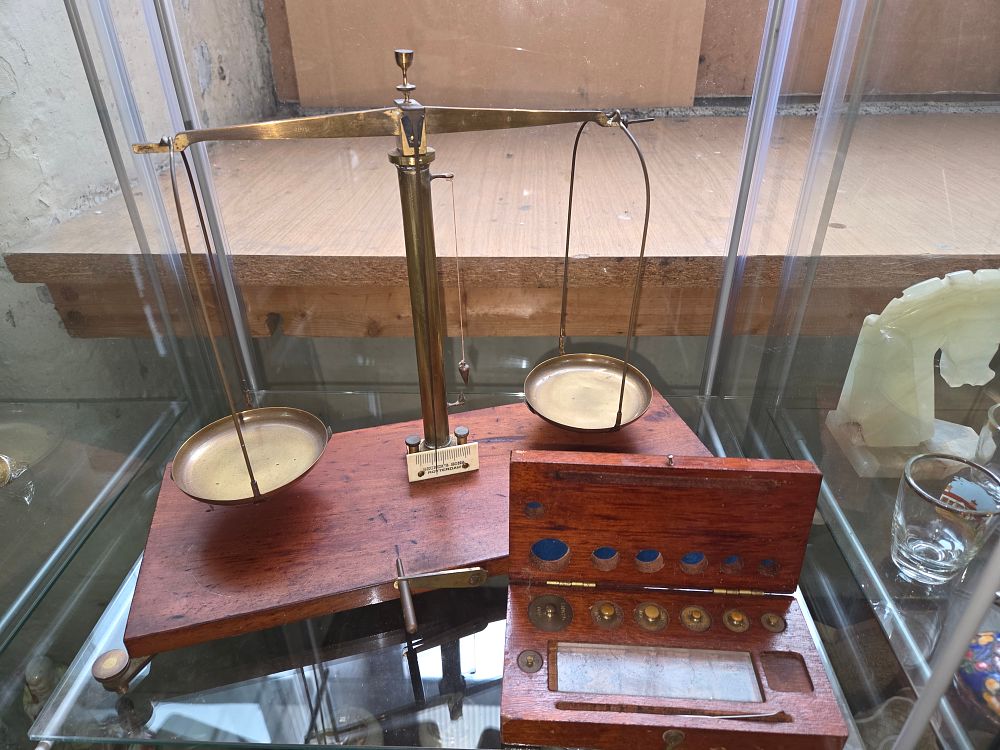 Lot 613 – Becker’s Sons Rotterdam Brass Balance Scale with Weights