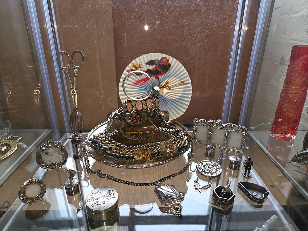 Lot 616 – A Collection of Silver Plated Jewellery, Decorative Objects, and Miniatures