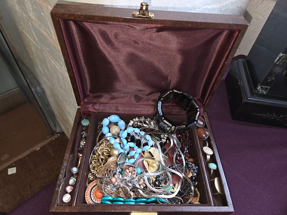 Lot 625 – A Box of Assorted Costume Jewellery