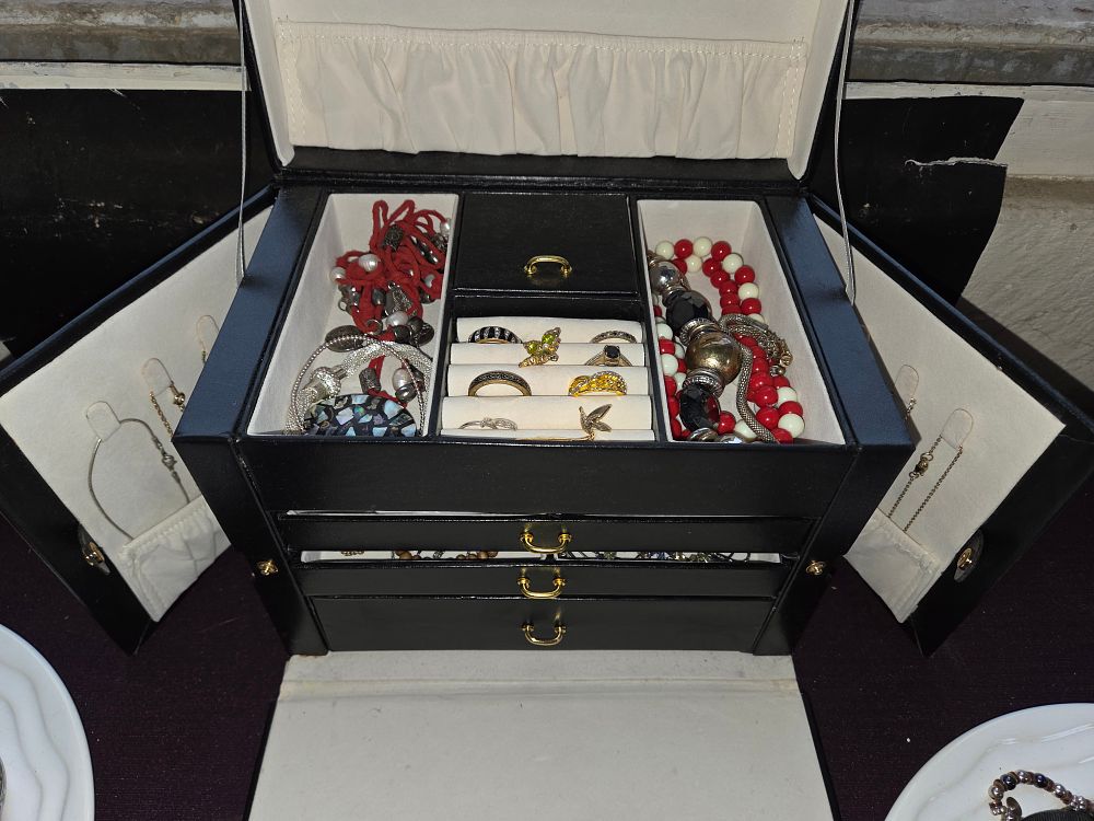 Lot 626 – An Assortment of Costume Jewellery and Fashion Accessories including Accurist and Quartz Wristwatches