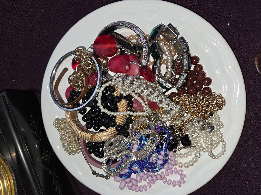 Lot 627 – An Assortment of Vintage and Contemporary Costume Jewellery
