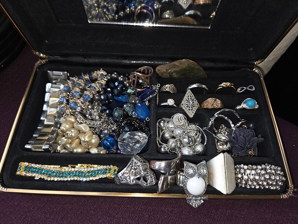 Lot 628 – An Assortment of Costume Jewellery and Fashion Accessories