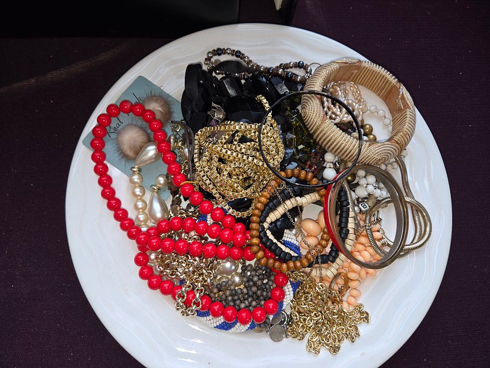 Lot 629 – An Assortment of Vintage and Contemporary Costume Jewellery