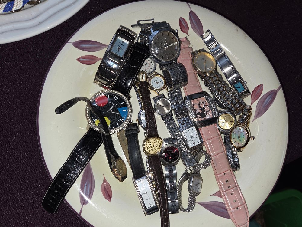 Lot 631 – An Assortment of Seventeen Fashion and Novelty Wristwatches including Rotary and Sekonda