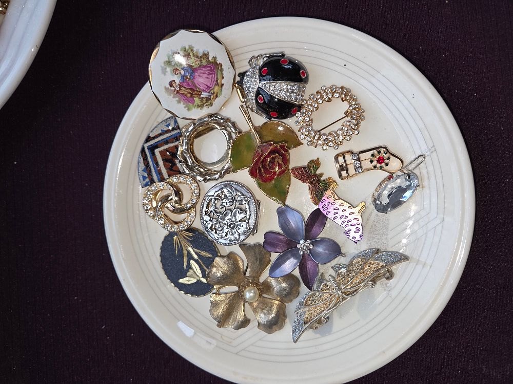 Lot 632 – An Assortment of Vintage Costume Jewellery Brooches and Pins
