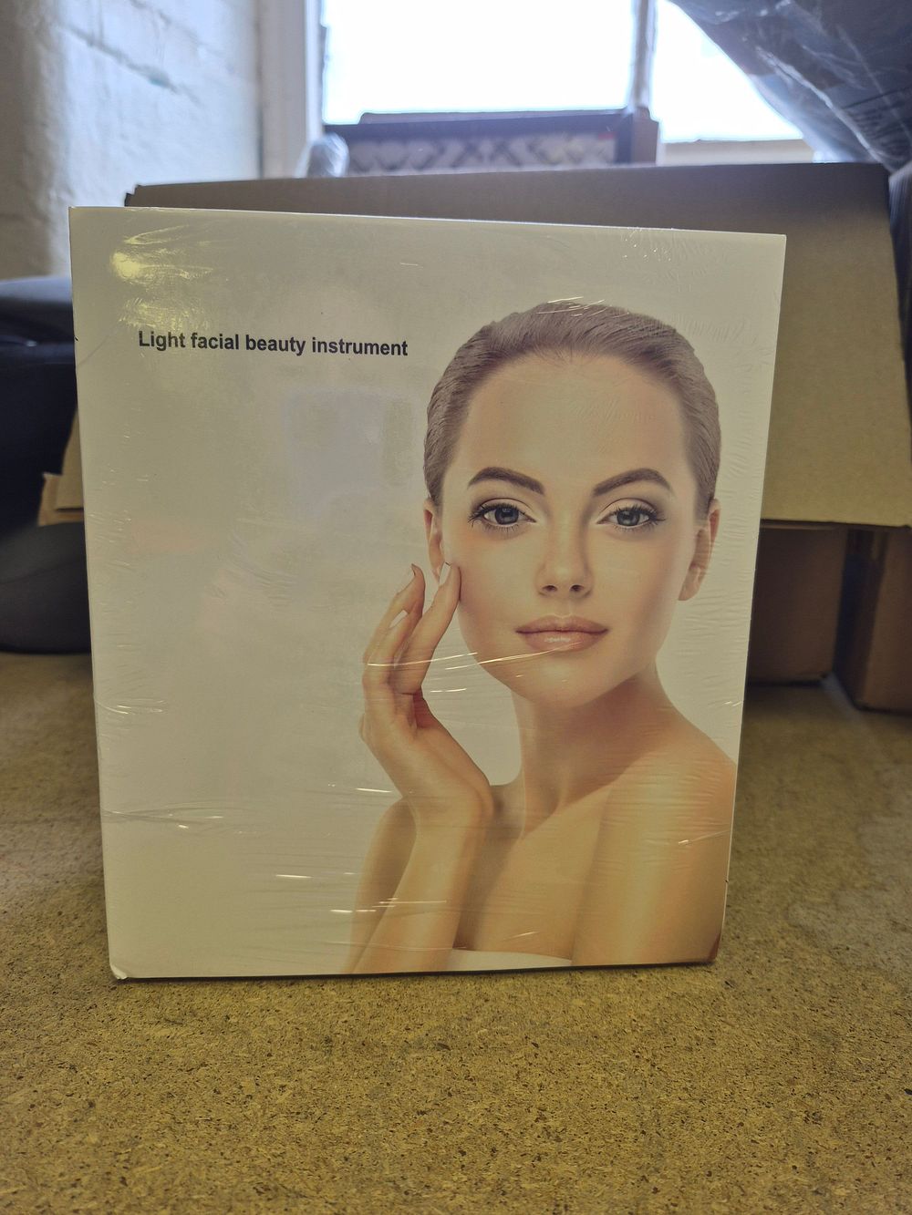 Lot 320 – Light Facial Beauty Instrument
