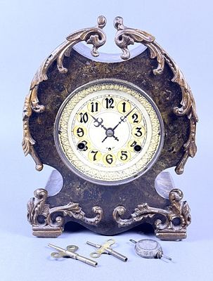 New Haven USA Cast Metal Mantle Clock Includes two keys and pendulum. Not overwound. 
Face 