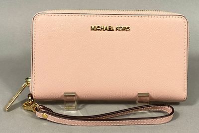 Michael Kors Jet Set Soft Pink Wallet Wristlet. A Michael Kors Jet Set soft pink wallet 