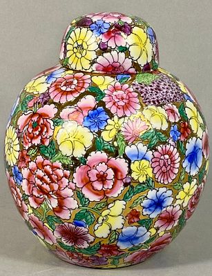 A Vintage Chinese Hong Kong Hand Painted 'Thousand Flowers' Ginger Jar. A vintage Chinese 