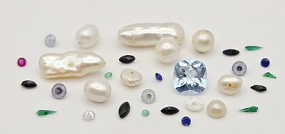 Assorted Loose Freshwater Pearls and Gemstones. Stones Weigh 4 Grams Collectively