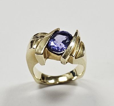 14K Gold Tanzanite and Diamond Ring 10.8 Grams. Ring Weighs 10.8 Grams Size 6.5 Metal Not Stamped