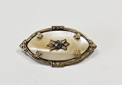 Victorian Antique Mother of Pearl Brooch. Brooch weighs 3.4 Grams Bronze tone metal