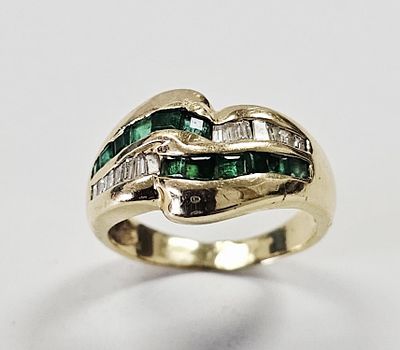 14K Yellow Gold Emerald & Diamond Ring 4.9 Grams. Ring weighs 4.9 Grams Size 8