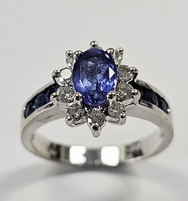 14K Yellow Gold Tanzanite & Diamond Ring 4.4 Grams. Ring weighs 4.4 Grams Size 6.5