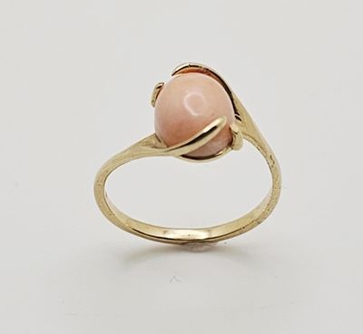 14K Yellow Gold Pink Coral Ring 2.3 Grams. Ring weighs 2.3 grams Size 7