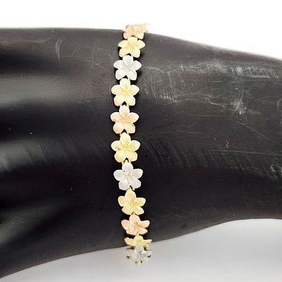 14K Tri-Gold Bracelet 7 Grams. This tri-color 14K gold link bracelet features a repeating 