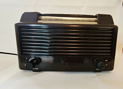 Vintage General Electric Model 356 Bakelite AM/FM Tube Radio. This General Electric Model 356 